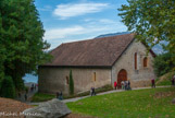 <center></center><center>L'abbaye de Hautecombe. </center> La Grange Batelière. Appelé aussi voûte, ce grand bâtiment cistercien de plan rectangulaire a été construit aux XIIIe et XIVe siècles. Sa partie basse, voûtée et baignée par les eaux du lac, accueillait les bateaux. À l'étage, dans un vaste grenier charpenté étaient conservés grains et fourrages
de l'abbaye.
Outre cet édifice, bassins, moulins et celliers permettaient l'exploitation d'un important domaine rural qui s'étendait grâce à ses nombreuses granges, bien au-delà des rives du lac du Bourget.