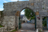 <center></center><center>L'abbaye de Hautecombe. </center> À la fin du XIIe siècle, des moines cisterciens venus de la Haute Combe de Cessens, dans l'Albanais, construisent un nouveau monastère en ce lieu appelé Charaï.
Cette abbaye est choisie comme nécropole par les comtes de Savoie à partir du XIVe siècle, puis par les derniers souverains de la Maison de Savoie aux XIXe et XXe siècles.
L'abbaye, ruinée durant la Révolution française, est rachetée par Charles-Félix, roi de Piémont-Sardaigne, en 1824 sur ses propres deniers. II confie sa restauration à l'architecte piémontais Ernest Melano. Porte de l'Aumône, avec les armes de Jacques de  Poyria, abbé de Hautecombe de 1424 à 14737, son constructeur.