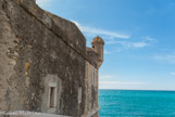 <center>Le bastion</center>Au X siècle, Menton apparaît sur la colline de l’annonciade (Podium Pini). Au XII et XIII, la population s’installe sur l'emplacement actuel. En 1262, le nom de Menton apparaît pour la première fois sur un traité qui reconnaît Menton comme une concession à une famille génoise, les Vento. Guillaume Vento va donner à la ville, en 1290,ses premiers statuts. En 1346, il n’y a plus d’héritiers Vento et ce sont les Grimaldi, seigneurs de Monaco, qui vont se porter acquéreur par Charles Ier, et ils vont la garder jusqu’en 1848.