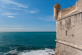 <center>Le bastion</center>Les Grimaldi : Le premier prince de Monaco fut Rainier Ier (1297-1314), fils de Francesco Grimaldi dit le rusé, qui est l’ancêtre de la famille. Puis il y eut : Charles Ier, qui acheta Menton puis Roquebrune, Rainier II, Jean Ier, Catalan, Claudine et Lambert son époux et cousin, puis leurs fils Jean II, Lucien, Augustin, ensuite Honoré Ier le neveu, Charles II et son frère Hercule Ier, Honoré II (1597-1662) le premier prince de Monaco, Louis Ier, Antoine II, Louise et son mari Jacques Ier, Honoré III (1720-1795), Honoré IV, Honoré V, Florestan Ier, Charles III, Albert Ier (1848-1922), Louis II, Rainier III (1923-2005), Albert II.