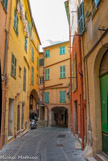 <center></center>La rue longue traverse la ville d’Est en Ouest, elle est sur le tracé da la via Julia Augusta des romains.