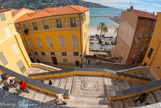 <center></center>Jusqu’au XVIIe, la rue longue était entièrement bordée de maisons et ce sont les italiens qui ont décidé d’en abattre une pour accéder au quai Napoléon. Ce quai a été aménagé par Napoléon pour contourner la vielle ville, car pour se rendre en Italie, il avait emprunté la rue longue avec ses troupes, ce qui était très peu commode.