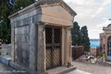 <center>Le cimetierre du vieux château.</center>Tombe de Carrollton. C'était un espion américain et un des fondateurs de l’hôpital de Neuilly.