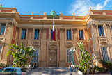 <center>La mairie.</center>Ce bâtiment fut d’abord un hôtel privé construit en 1860 pour et par le baron Ardoïno, puis c’est le théâtre des folies bergères et ensuite le cercle des étrangers. La ville l’acquit en 1898 et y installa la mairie et un musée en 1902. La salle des mariages est décorée par Cocteau.