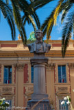 <center>Louis Laurenti.</center>Ce monument a été érigé en l’honneur de Louis Laurenti, le maire de menton, qui dès la première secousse du tremblement de terre de 1887, assisté du Commissaire central et aidé par toutes les autorités civiles et militaires, a pris toutes les mesures propres à rassurer les habitants. L'autorité municipale a demandé immédiatement des baraquements et des hommes du génie, pour les construire ainsi que pour démolir les immeubles présentant un danger. Puis il a télégraphié à M. Borriglione député des A.M., pour lui demander son intervention auprès du gouvernement. Les Mentonnais ont approuvé le dévouement et l'efficacité de leur maire.