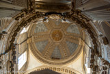 <center>Eglise Mission de France</center> Cette église ressemble beaucoup à la chapelle de l’ancienne école du Sacré Cœur à Aix. Comme elle est de plan basilical à 3 nefs, et la forme arrondie de la coupole va donner celle de l’abside en hémicycle : il n’y a pas le passage du cercle au carré en coupant les angles par des trompes ou des pendentifs et il n’y a donc que deux écoinçons, au lieu de quatre, vers la nef.