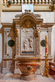 <center>Eglise Mission de France</center> Les fonts baptismaux viennent aussi de St Laurent, ils sont de Fossati (1756). Cette famille s’est établie en 1685 à Marseille. Dominique Fossati est mort en 1792. La cuve baptismale est devant un édicule semblable à un arc de triomphe, orné d'un bas-relief représentant le baptême de Jésus.