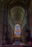 <center>Guérande. </center> A l’intérieur, la nef de 5 travées est remarquable par ses piliers romans aux chapiteaux historiés datables de la fin du 12e siècle.
Autrefois, la charpente lambrissée - le voûtement en pierre n’est réalisé qu'au 19e siècle – donnait plus d'élévation et un jubé séparait la nef des fidèles du chœur des chanoines.
Le surdimensionnement du chœur de l'église est à mettre en rapport avec son statut de collégiale, et par un effet d'architecture «illusionniste », il apparaît encore plus haut et plus long qu'il n'est réellement