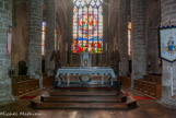 <center>Guérande. </center> Le vitrail représentant le couronnement de la Vierge (16e et 19e s.) dont la composition circulaire focalise le regard sur le chevet. En bas, l'Assomption, les Apôtres autour du tombeau vide 
Le maître-autel (1825) en marbres de couleur porte des anges adorateurs en bois (19e s.).
Les stalles (17e s.) accueillaient dans le chœur, fermé par une clôture, les chanoines (les dosserets ont été déposés).
Les orgues (20e s.) des ateliers nantais Beuchet sont installées en 1955 sous la grande verrière du chœur.