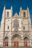 <center>La Cathédrale Saint-Pierre Saint-Paul. </center> Trois édifices religieux ont précédé l'actuelle cathédrale :
une chapelle bâtie au IIIe siècle ;
une première cathédrale, bâtie au VIe siècle ;
une deuxième cathédrale romane, bâtie au XIe siècle.
Commencée le 14 Avril 1434, il a fallu près de 50 ans pour édifier la façade
En 1577 dut avoir lieu l'inauguration de la grande nef et des collatéraux.
Le transept sud est achevé vers 1650, le Transept nord n'est commencé qu'en 1840 !
Quant au Transept central, au Chœur et à ses 5 chapelles absidiales, leur édification suivra presque sans arrêt pendant 51 années !
Et le 25 décembre 1891, 457 ans après la pose des premières pierres, Monseigneur Lecoq, Évêque de Nantes, inaugure en son entier la Cathédrale de Nantes.