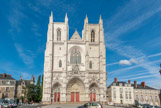 <center>La Cathédrale Saint-Pierre Saint-Paul. </center> La cathédrale présente les dimensions suivantes : Hauteur de l'édifice : 63 mètres (Notre-Dame de Paris : 69 mètres). Longueur intérieure : 103 mètres (Paris : 130 mètres). Hauteur de la nef sous voûtes : 37,5 mètres (Paris : 33 mètres)
La façade de la cathédrale de Nantes est encadrée de deux tours assez massives, au sommet en terrasse. Elle présente quelques particularités remarquables, comme la présence d’une chaire extérieure prévue pour prêcher aux foules assemblées sur la place, ou encore l’organisation en cinq portails aux voussures richement décorées, trois centraux et deux latéraux. Si cette façade n’a pas, dans son ensemble, l’élégance ni la noblesse architecturale d’autres bâtiments gothiques de la même époque, cette faiblesse se trouve largement compensée par la beauté de l’intérieur du bâtiment. La blancheur du tuffeau calcaire, encore accentuée par les récents travaux de restauration, les imposantes dimensions du vaisseau (103 m de longueur, hauteur de la grande nef à 37,5 m soit 4 mètres de plus que Notre Dame de Paris), l’effet de puissance et de grâce des immenses piliers forcent l’admiration.
Le portail central qui orne la façade est achevé en 1481, pour les grand-messes. Henri IV la franchira en 1598, lors de son passage à Nantes pour y signer l’Édit de Tolérance.