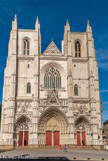 <center>La Cathédrale Saint-Pierre Saint-Paul. </center> Le portail, monté entre 1430 et 1480, est situé devant le porche de la nef romane. Sa composition, entre deux hautes tours, annonce la nef centrale et deux collatéraux. La façade a perdu de son décor sculpté. Les voussures des portails - sommés d'un gable - sont : au centre dédiée au Jugement dernier, celle de gauche à Saint-Pierre, celle de droite à Saint-Paul. Les portes latérales du nord au Enfants nantais, celles du sud à Saint-Yves Hélory.
