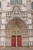 <center>La Cathédrale Saint-Pierre Saint-Paul. </center> Portail central. Le thème classique du Jugement Dernier présenté sur le portail central, n'a pas toujours été identifié, du fait de l'absence au centre du tympan, de la figure du Christ en gloire. Reprenant une composition traditionnelle, les voussures reçoivent les figures des damnés torturés par les diables, des morts qui ressuscitent et des élus les mains jointes, en adoration.