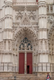 <center>La Cathédrale Saint-Pierre Saint-Paul. </center> Portail de gauche (Nord). Le portail dédié à saint Pierre présente des scènes de baptême et de prêche par le saint.