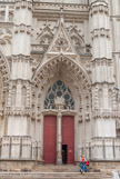 <center>La Cathédrale Saint-Pierre Saint-Paul. </center> Portail de droite (Sud). Le portail Saint-Paul présente la vie de l'apôtre Paul qui a persécuté les chrétiens avant sa conversion. Les scènes sculptées montrent son martyre par décollation. D'après la légende, la tête de saint Paul, retrouvée par un berger et déposée à côté du corps, se tourne pour s'unira lui. Après le miracle, les fidèles se rassemblent autour du tombeau.