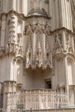 <center>La Cathédrale Saint-Pierre Saint-Paul. </center> La chaire à prêcher extérieure témoigne de la volonté de l'Eglise d'encadrer fermement la pratique de la prédication, qui est l'enseignement de la parole de Dieu. Les sculptures de la chaire, comme le discours prononcé pour les élites et le peuple rassemblés sur le parvis, devaient frapper, être mémorisables et donner une leçon salutaire.