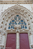 <center>La Cathédrale Saint-Pierre Saint-Paul. </center> Portail latéral Nord. L’évêque pénétrait dans la cathédrale par le portail latéral nord, dédié à saint Donatien et saint Rogatien. Cette iconographie exploite d'éventuels liens familiaux entre les ducs de Bretagne et les deux martyrs, décapités pour s'être convertis au christianisme au IIIe siècle. Ainsi, le pouvoir ducal s'enracine dans un passé chrétien très ancien.