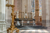 <center>La Cathédrale Saint-Pierre Saint-Paul. </center> L'autel à grand retable, de 1625, devait s'encadrer mal dans l'arc triomphal dont il avait été rapproché. Il fut remplacé, vers 1750, sous l'épiscopat de Pierre Mauclerc de la Muzanchère, par l'autel aux lignes sinueuses aux marbres vivement colorés, aux sculptures pleines de grâces et de sourires, que l'on conserve encore dans la cathédrale en qualité de maître-autel. Quel en fut le dessinateur ? Nul ne le sait (Germain Boffrand, né à Nantes le 16 mai 1667, mort à Paris le 19 mars 1754 ?). On l'avait accosté tout d'abord de deux anges en bois doré, restes de l'autel précédent. Ces anges furent remplacés, en 1779, par d'autres en marbre blanc, œuvre de Sébastien Leysner : ces derniers eurent la tête enlevée et les ailes brisées pendant la Révolution