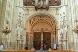 <center>La Cathédrale Saint-Pierre Saint-Paul. </center> LE NARTHEX. La tribune de l'orgue (1619) laisse deviner l'influence de la Renaissance. 16 statues se dressent sous cette tribune.