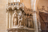 <center>La Cathédrale Saint-Pierre Saint-Paul. </center> Autour des piliers massifs de l'entrée, la frise  raconte des épisodes-clés de l'Ancien Testament. Leur très bon état s'explique largement par les restaurations ou reconstructions effectuées au XIXè  siècle, lorsqu'on installa également de nombreuses œuvres originales, comme les grandes statues autour de la porte principale. Abraham, le premier patriarche du peuple juif, s’apprête à sacrifier son fils Isaac. Avec lui débute le processus de formation du peuple de Dieu, d’où naîtra le Christ. Dieu lui promet une descendance innombrable. Abraham devient ainsi le père de la foule immense des croyants.

Melchisédec, contemporain d’Abraham, est à la fois roi et prêtre. Il porte la couronne royale, et en tant que prêtre, il offre en sacrifice le pain et le vin contenu dans un grand calice. Il préfigure le Christ, prêtre-roi éternel.