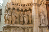 <center>La Cathédrale Saint-Pierre Saint-Paul. </center> Adam et Eve, Adam tenant dans sa main le fruit de l’Arbre de la connaissance qu’il a mangé pour se faire l’égal de Dieu, Eve curieusement dans une attitude de prière et foulant aux pieds le serpent.

Abel, second fils d’Adam et Eve, est représenté en berger tenant un agneau, offert en sacrifice à Dieu. Son frère ainé Caïn qui l’a tué par jalousie n’est pas représenté, mais on pourrait penser qu’il est symbolisé par cette niche vide à la gauche d’Abel.

Noé, le petit-fils d’Adam et Eve, tient à la main l’Arche du Déluge. Il est le symbole de l’homme juste, épargné par le châtiment.

Abraham, le premier patriarche du peuple juif, s’apprête à sacrifier son fils Isaac. Avec lui débute le processus de formation du peuple de Dieu, d’où naîtra le Christ. Dieu lui promet une descendance innombrable. Abraham devient ainsi le père de la foule immense des croyants.