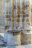 <center>La Cathédrale Saint-Pierre Saint-Paul. </center> Le puits.
