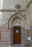<center>La Cathédrale Saint-Pierre Saint-Paul. </center> Le collatéral Sud. La porte de la Tour Sud est surmontée par les «Armes du Chapitre » soutenues par des anges (XVe siècle)
Quatre Chapelles, dont 3 mutilées pendant la Révolution, nous font découvrir respectivement :