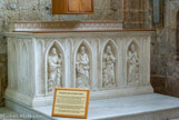 <center>La Cathédrale Saint-Pierre Saint-Paul. </center> . Saint Jean et l'Aigle : du fait de la hauteur de vue du texte sacré (Jean 1,1-18). Saint Marc et le Lion : du fait du désert, des bêtes sauvages (Marc 1,1-13). Saint Matthieu et l'Enfant : du fait de la généalogie de Jésus (Matthieu 1,1-17). Saint Luc et le Taureau : animal immolé dans le sanctuaire (Luc 1,8-10).