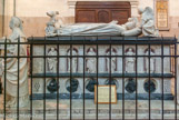 <center>La Cathédrale Saint-Pierre Saint-Paul. </center> Il contenait jadis les restes de François II, Duc de Bretagne (1435-1488) et de ses deux épouses successives : Marguerite de Bretagne et Marguerite de Foix. 2 Gisants (François II et Marguerite de Foix), 12 statuettes (les 12 Apôtres), 16 Figurines de « veilleurs » et 4 grandes statues (Prudence, Tempérance, Force, Justice) ornent ce magnifique tombeau de renommée nationale et internationale et que Chateaubriand considérait comme « le chef d’œuvre de l'Art Catholique en France ».