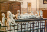<center>La Cathédrale Saint-Pierre Saint-Paul. </center> François II, duc de Bretagne, et sa seconde femme, Marguerite de Foix sont les parents d'Anne de Bretagne (1477-1514), née à Nantes, reine de France dès 1491, suite à ses alliances avec Charles VIII puis avec Louis XII.
Ces sculptures ont été réalisées à la demande d'Anne de Bretagne de 1502 à 1507 par Michel Colombe, déjà âgé de 75 ans.
Remarquer la grande beauté du duc, le calme, la douceur et la grâce de la duchesse.
L'un et l'autre, les mains jointes, semblent endormis d'un sommeil plein d'espérance, déjà transportés par trois angelots aux gestes attentifs.