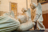 <center>La Cathédrale Saint-Pierre Saint-Paul. </center> Au mur, la grande plaque qui célèbre la mémoire des soldats britanniques tombés en France lors de la Première Guerre Mondiale. Au sommet sont représentés les blasons des différents pays de l'Empire Britannique qui furent impliqués dans le conflit de 1914. Chaque blason national est accompagné d'un bandeau portant le nom du pays : on lira de haut en bas et de gauche à droite les noms de l'Inde, du Canada, de l'Australie, de l'Afrique du Sud, de la Nouvelle-Zélande et de Terre-Neuve.