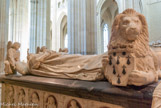 <center>La Cathédrale Saint-Pierre Saint-Paul. </center> Anne, duchesse de Bretagne et reine de France pour la seconde fois par son mariage avec le roi Louis XII en 1499, commande la même année deux tombeaux un pour son défunt mari le roi Charles VIII et un second pour son père François II duc de Bretagne décédé en 1488. Ce dernier était destiné à recevoir les dépouilles du duc et de ses femmes successives, Marguerite de Bretagne et Marguerite de Foix, mère d'Anne. Les parents de la reine gisent sur la dalle de marbre d'Italie sculptée par Michel Colombe. Agé de 75 ans mais toujours reconnu comme le plus grand sculpteur français, il l'a exécuté en cinq ans d'après les dessins de Jean Perréal.