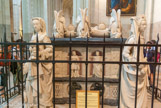<center>La Cathédrale Saint-Pierre Saint-Paul. </center> Les quatre figures allégoriques de femmes, aux quatre coins du tombeau,  représentent les vertus cardinales, indicatrices du chemin vertueux que tout homme est appelé à suivre.