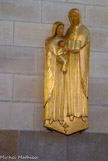 <center>La Cathédrale Saint-Pierre Saint-Paul. </center> La statue en pierre,  « Ste Anne, Vierge Marie et
Jésus », sculptée et dorée  en 1995 par le sculpteur Pascal Beauvais,