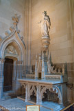 <center>La Cathédrale Saint-Pierre Saint-Paul. </center> Chapelle de Saint Yves. L'autel (1917) et la statue (1913) de saint Yves ont été réalisés par les sculpteurs nantais F. et C. Perraud.
Sur le retable, dans un semis d'hermines, se détachent les armes des Hélory. Yves Hélory, né vers 1250 au pays de Tréguier fut un juge intègre et un magistrat très sensible à la détresse humaine. Ordonné prêtre vers 1283, il meurt dans son manoir familial de Kermartin, le 19 Mai 1303. Saint Yves est le patron des juristes, des magistrats et des avocats.