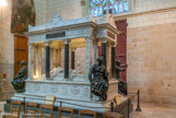 <center>La Cathédrale Saint-Pierre Saint-Paul. </center> A peine achevé, le bras nord du transept accueille en 1879 le cénotaphe du général Lamoricière, né à Nantes en 1806 et mort en 1865. Il se mit au service des Etats Pontificaux en 1860, à la demande de Pie IX, après avoir servi dès 1830 en Algérie. En finançant ce monument en marbre, commandé au sculpteur Paul Dubois et à l'architecte Louis Boitte, l'Église montre son éternelle reconnaissance à ce haut dignitaire qui a servi dans les troupes pontificales. Les auteurs n'ont pas pu exécuter leur projet initial, où le défunt était représenté debout face au Pape Pie IX, ce privilège étant réservé aux saints. Présentée à l'Exposition Universelle, cette oeuvre a reçu des critiques élogieuses.