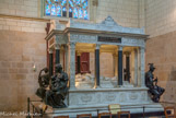 <center>La Cathédrale Saint-Pierre Saint-Paul. </center> Quatre statues l'encadrent : la Force, la Foi, la Charité, la Sagesse. (Paul Dubois). En haut du fronton de gauche, les armoiries du Pape Pie IX.