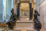 <center>La Cathédrale Saint-Pierre Saint-Paul. </center> Les quatre statues en bronze, sculptées par Paul Dubois (1829-1905), symbolisent les quatre vertus du Général.