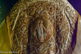 <center>Cryptes de la Cathédrale Saint-Pierre Saint-Paul. </center> Les caractéristiques primordiales sont la longueur du costume et la conformité aux 5 couleurs liturgiques. Les ornements, confectionnés en tissu précieux impressionnent les fidèles et renvoient au rôle protecteur des clercs. Leur caractère sacré est reconnu par la bénédiction. Du fait de leur préciosité, il n'est pas rare que les broderies les plus remarquables soient réemployées sur des vêtements plus récents. Par ailleurs, afin de préserver les textiles les plus fragiles, et par souci de décence et de propreté, l'usage de pièces amovibles - comme les colletins - est fréquent.