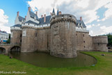 <center>Le château des ducs de Bretagne. </center> En 919, les Normands envahissent tout le territoire. Ils sont chassés de Nantes en 937, par Alain Barbe-Torte. Cette date marque la création du Duché de Bretagne.
Alain Barbe-Torte, premier duc de Bretagne, fixe sa résidence à Nantes. Il y établit son château, à côté de la cathédrale. Sa mort en 952 ouvre une période de conflits avec les comtes de Rennes pour la succession du duché.
Aux 11e et 12e siècles, les ducs de Bretagne, devenus comtes de Nantes tentent d'affirmer leur pouvoir face au roi de France.
Dans cet esprit, durant la première moitié du 13e siècle, Guy de Thouars, duc de Bretagne décide d'agrandir sensiblement l'enceinte de Nantes. Il bâtit un nouveau château, appelé la Tour Neuve, à l'emplacement du château actuel.
Tour du Pied de Biche, tour de la Boulangerie, tour des Jacobins, tour du Port.
