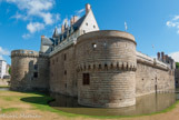 <center>Le château des ducs de Bretagne. </center> Pierre de Dreux, dit Mauclerc, et Jean Ier le Roux étendent les fortifications de la cité et agrandissent le château. Élément essentiel du système de défense de la ville, il protège un bras de Loire, lieu d'intenses activités commerciales.
En 1466, François II juge le château trop petit. I1 ordonne l'édification d'un nouveau château sur le même site. Il en fait sa résidence principale, et l'une des premières forteresses de Bretagne. Les travaux d'embellissement sont poursuivis par sa fille la duchesse Anne de Bretagne, deux fois reine de France par ses mariages successifs à Charles VIII et Louis XII.