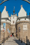 <center>Le château des ducs de Bretagne. </center> La flèche qui surmontait l'entrée principale a été remplacée au 17e siècle par un campanile. À la même époque, les tours sont transformées en prison et en ateliers d'armes. Le pont dormant en bois permettant l'accès aux deux pont-levis a été remplacé en 1770 par un pont de pierre.
