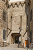 <center>Le château des ducs de Bretagne. </center> Point vulnérable de la forteresse, celle-ci possédait à l'origine une herse et deux portes protégées par des pont-levis à bascule : une grande pour le passage des charrettes et des cavaliers, une plus petite pour le passage des hommes à pied.