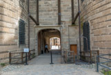 <center>Le château des ducs de Bretagne. </center> En partie basse, le tablier fait office de plancher. En partie haute, sont positionnés les deux bras du balancier pourvus de chaînes. Des contrepoids sont installés à l'arrière, dans le passage du pont, et lestés lors de la bascule. La difficulté d'un tel ouvrage réside dans le positionnement de tous les éléments, de sorte qu'une fois fermés, à la verticale, ils viennent se loger parfaitement dans l'emplacement réservé pour le tablier dans la maçonnerie.
