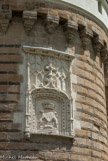 <center>Le château des ducs de Bretagne. </center> Les armoiries du duché :
La couronne et les hermines, symboles du duché
Les lévriers, attributs d'Anne de Bretagne
L'une des devises (effacées) de la duchesse Anne, Amari (