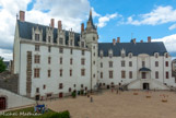 <center>Le château des ducs de Bretagne. </center> Résidence ducale et royale. A gauche, le Grand Logis (15e siècle), au centre, la tour de la Couronne d'Or (15e siècle) et à droite, le grand Gouvernement (15-17e siècles)