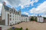 <center>Le château des ducs de Bretagne. </center> Au fond, la cathédrale,, à droite, la conciergerie (18e siècle), adossée à la tour du vieux Donjon.