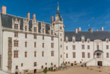 <center>Le château des ducs de Bretagne. </center> Façades en tuffeau blanc du Grand Logis (15e) et du Grand Gouvernement)