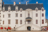 <center>Le château des ducs de Bretagne. </center> La façade a retrouvée l'aspect qu'elle avait après les travaux décidés par Louis XIV en 1681 : une entrée couverte d'un baldaquin avec, au niveau de la corniche, un cartouche aux armes de la royauté française.