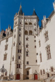 <center>Le château des ducs de Bretagne. </center> La tour de la Courone d'Or avec ses deux loggias, pièces ouvertes sur l'extérieur réservées à la détente et à la parade. Cet élément décoratif est issu des premières influences italiennes. La restauration des flèches est dite 